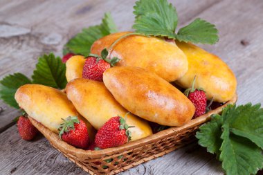 taze pişmiş pasties sepet yakın çilek ile