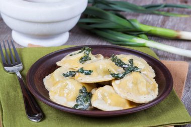 ev yapımı ravioli ricotta ve ıspanak doldurulmuş