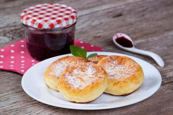 Panquecas de queijo caseiro em um prato — Fotografia de Stock