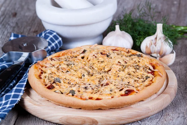 Πίτσα με τυρί σε μια ξύλινη σανίδα — Φωτογραφία Αρχείου