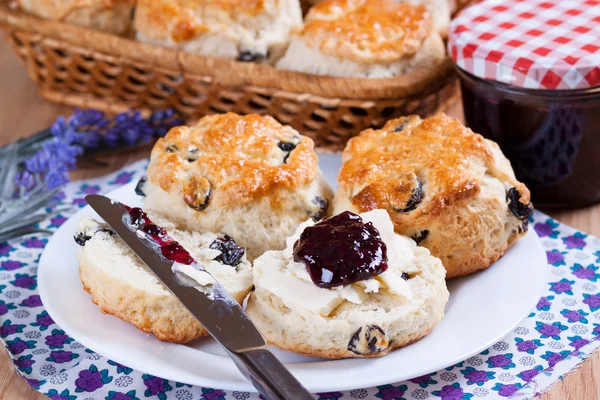 Scone with jam and cream — Stock Photo, Image