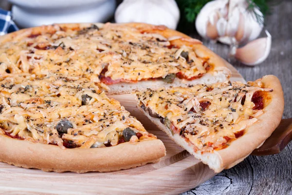 Slice of cheese pizza on a wooden board, close up — Stock Photo, Image