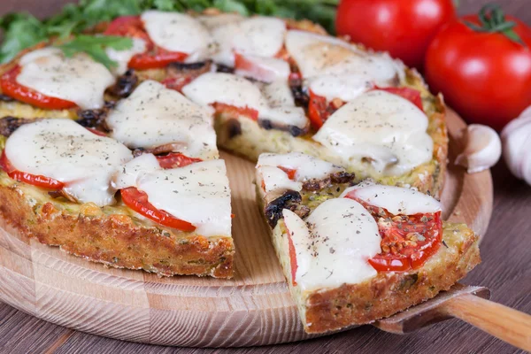 Slice of zucchini pizza and cheese on a wooden board, close-up — Stock Photo, Image