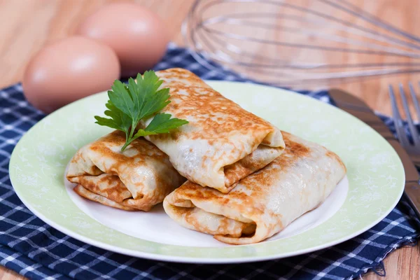 Frittelle con ripieno su un piatto — Foto Stock