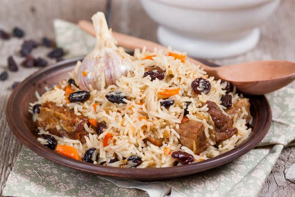 Plov, pilaf au riz, viande, raisins secs — Photo