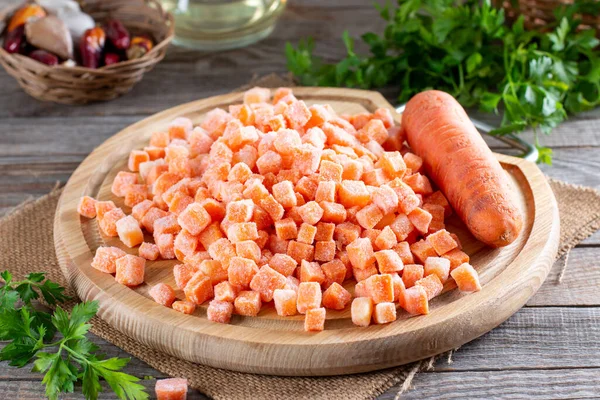 Cubi Carota Tritati Congelati Tagliere Tavolo Legno — Foto Stock