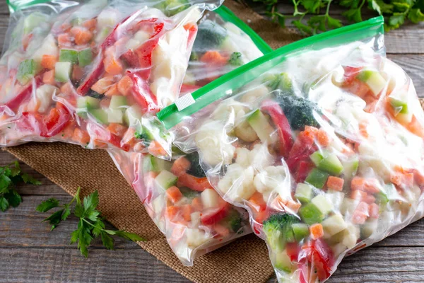 Sacos Plástico Com Diferentes Vegetais Congelados Uma Mesa Madeira Armazenamento — Fotografia de Stock