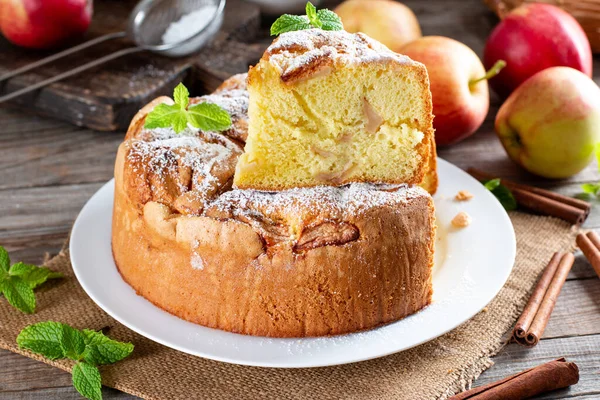 新鲜的海绵蛋糕木桌上有苹果的雪纺饼干 — 图库照片