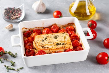 Fırında makarna. Feta peyniri ve sarımsak yağında domates. Fırında tek başına harika bir makarna sosuna dönüşüyor. Biraz makarna ekle, karıştır ve tadını çıkar. Tiktok makarna.