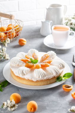 Kayısılı cheesecake, yaz tatlısı. Seçici odak.