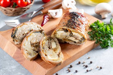 Dana rulo dolu kıyılmış sığır eti ve otlar