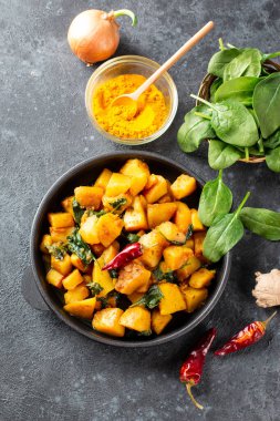 Aloo Palak Sabzi, baharatlı ıspanakla pişirilmiş patates. Sağlıklı bir Hint yemeği tarifi..