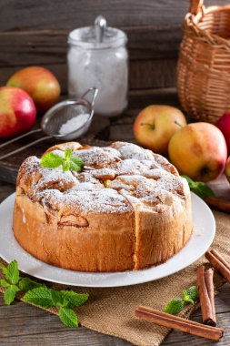 Taze sünger keki. Tahta masada elmalı şifon bisküvi.
