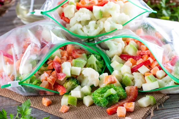 Műanyag Zacskók Különböző Fagyasztott Zöldségekkel Egy Asztalon Élelmiszer Tárolás — Stock Fotó