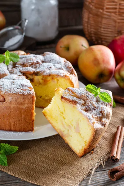 Gâteau Éponge Frais Biscuit Mousseline Soie Avec Pommes Sur Table — Photo