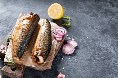 Uskumru, omega 3 yağlı füme balık, masada da bar yemeği. Üst görünüm, alanı kopyala