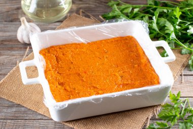 Donmuş sebze püresi masada. Hayat kesme, sebze depolamanın basit bir yolu.