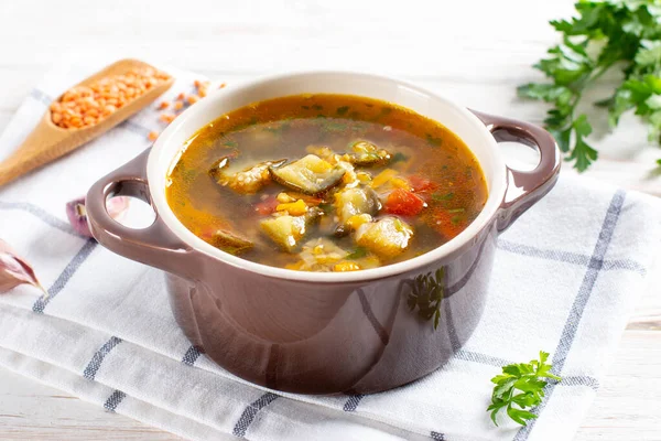 Sup Dengan Lentil Dan Sayuran Atas Meja Putih — Stok Foto