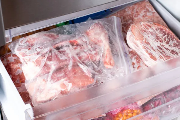Замороженное Мясо Пластиковой Упаковке Морозилке Замороженные Продукты — стоковое фото