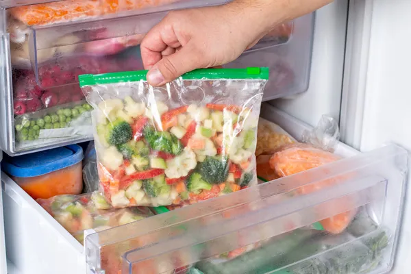 Bolsas Plástico Con Diferentes Verduras Congeladas Nevera Almacenamiento Alimentos — Foto de Stock