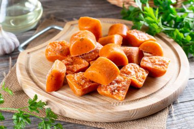 Masada donmuş sebze küpleri var. Hayat kesme, sebze depolamanın basit bir yolu. Donmuş yiyecekler