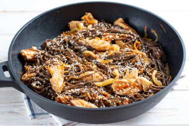 Kızartma tavasında karabuğday sobalı erişte. Japon karabuğday eriştesini sebze ve etle hazırlama. Adım adım, tarif