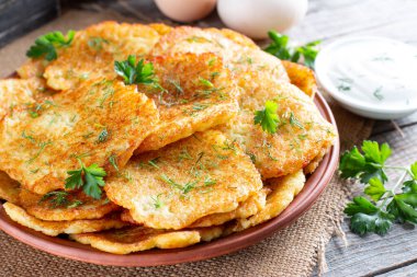 Patates gözlemesi ya da ahşap bir arka planda latke.