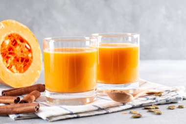 Lezzetli kokteyller ve sağlıklı içecekler için alternatif sebze sütü. Alerji hastaları için balkabağı tohumu sütü güvenlidir. Hafif arka planda, yatay, yakın planda sütlü içecek..