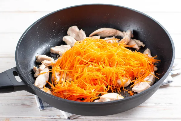 Мясо Морковь Лук Сковороде Подготовка Японских Блюд Гречневая Лапша Овощами — стоковое фото