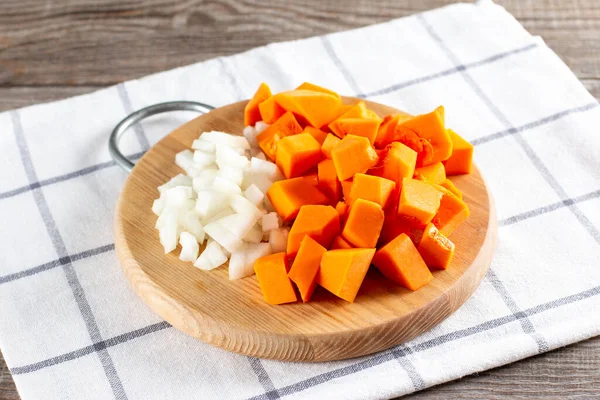 Preparación Lengua Ternera Estofada Con Verduras Cerca Una Cacerola Sobre — Foto de Stock