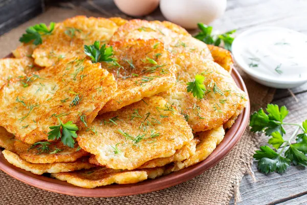 Crêpes Pommes Terre Latkes Sur Fond Rustique Bois — Photo