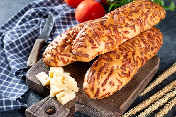 Frisch Goldene Käsige Brotsticks Mit Parmesan Auf Dunkelblauem Hintergrund — Stockfoto