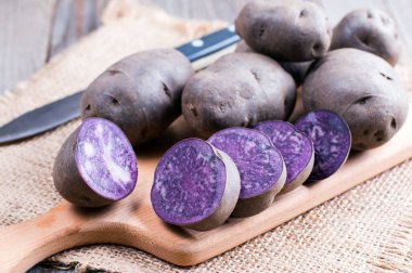 Vitelotte, 2022 yılının modaya uygun renginde çiğ patates. 17-3938, Yılın Rengi konseptinden esinlenilmiştir.