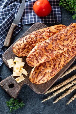 Peynirli ekmek. Koyu mavi arka planda ev yapımı peynirli ekmekler.