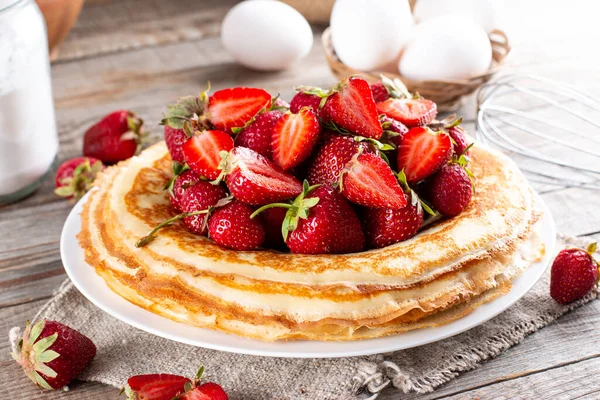 Muitas Panquecas Com Morangos Maslenitsa Uma Pilha Panquecas Finas Assadas — Fotografia de Stock