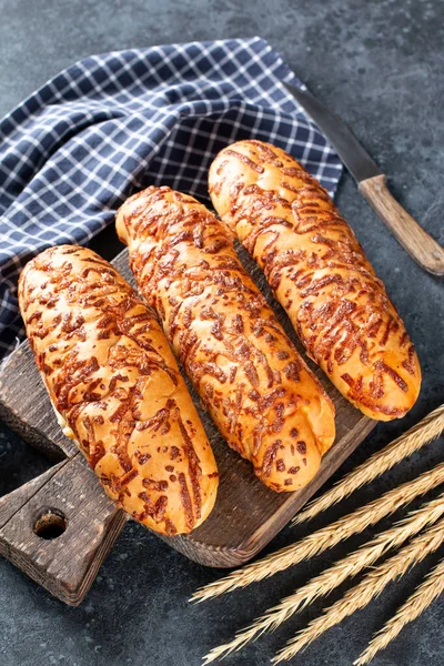 Peynirli Ekmek Koyu Mavi Arka Planda Yapımı Peynirli Ekmekler — Stok fotoğraf