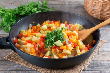 Sebze güveci pişiriyorum. Adım adım, ev yapımı yemekler.