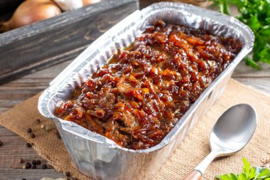 Tahta kesme tahtasının üzerinde sebzeli ve otlu taze tavuk güveç.