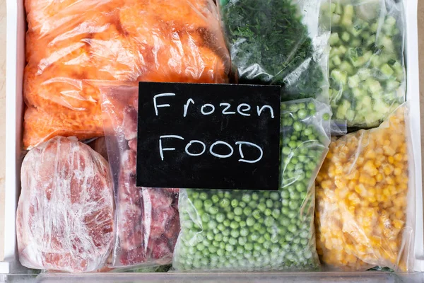 冰箱里有冷冻食品 蔬菜和肉 方便食品 食品储存 — 图库照片