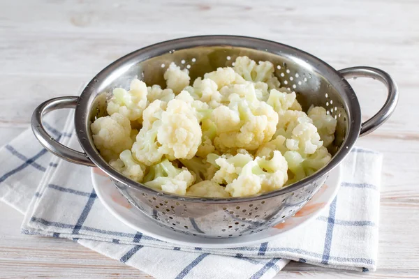 Blanched Cauliflower Colander White Wooden Table — Foto Stock