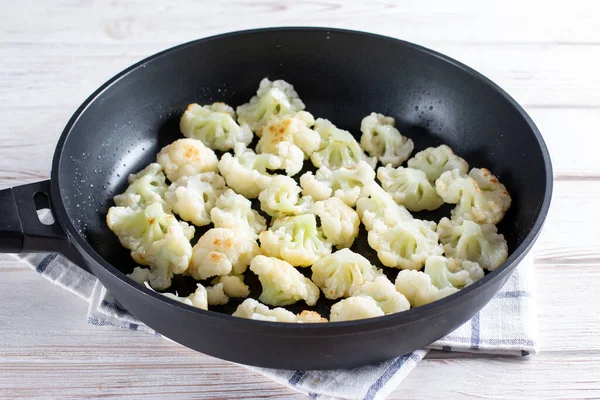 Steaming Roasted Cauliflower Florets Frying Pan Cooking Vegetables Healthy Vegetarian — Stock Photo, Image