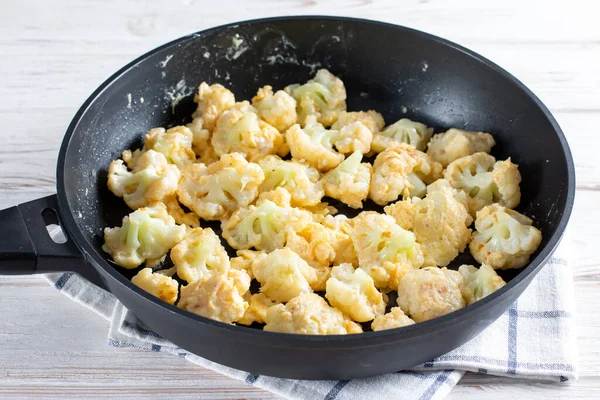 Steaming Roasted Cauliflower Florets Frying Pan Cooking Vegetables Healthy Vegetarian — 图库照片