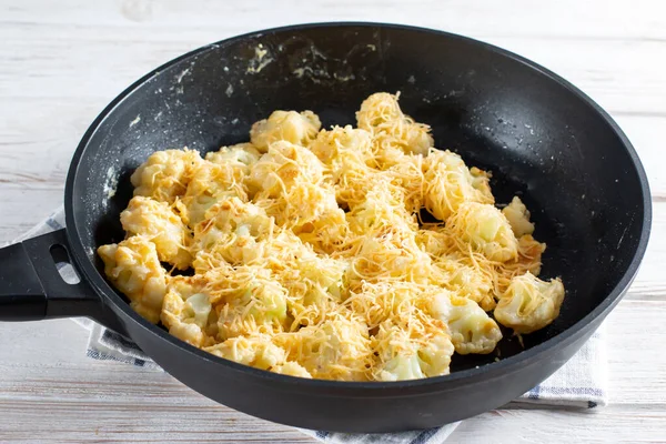 Fried Cauliflower Egg Cheese Herbs Spices — Stockfoto