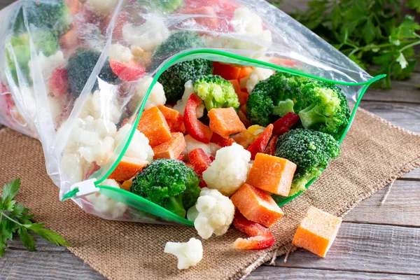 Fagyasztott Zöldségek Zsákokban Hideg Egészséges Táplálkozás Fagyasztott Fagyasztott Élelmiszer — Stock Fotó