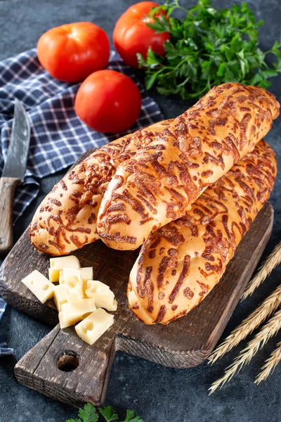 Palitos Pan Frescos Dorados Con Queso Parmesano Sobre Fondo Azul — Foto de Stock