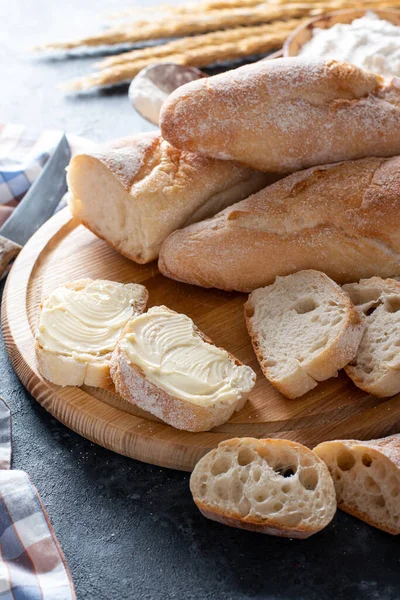 Французский Багетный Хлеб Маслом Темном Фоне Домашние Французские Багеты Багета — стоковое фото