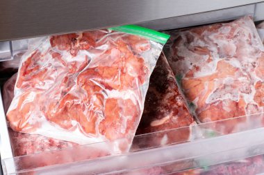 İçi et ve donmuş etle dolu dondurucu. Eti Plastik Torbada Dondurulmuş Yiyecek Hazırlama Deposu 'nda. Donmuş yiyecekler