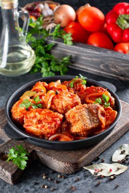 Yağda kızartılmış balık, baharatlı tatlı ve ekşi sos. Domatesli balık güveci.