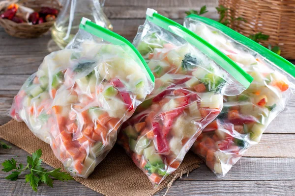 Műanyag Zacskók Különböző Fagyasztott Zöldségek Asztalon — Stock Fotó