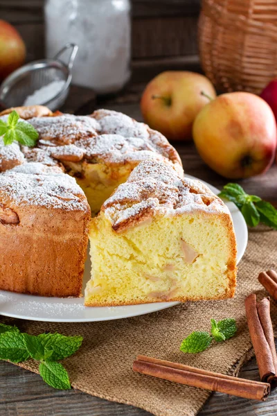 Clasic Gâteau Éponge Avec Des Pommes Sur Table Bois Mise — Photo